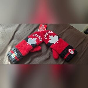 NWT Hudson's Bay Red Maple Leaf Knit Mittens